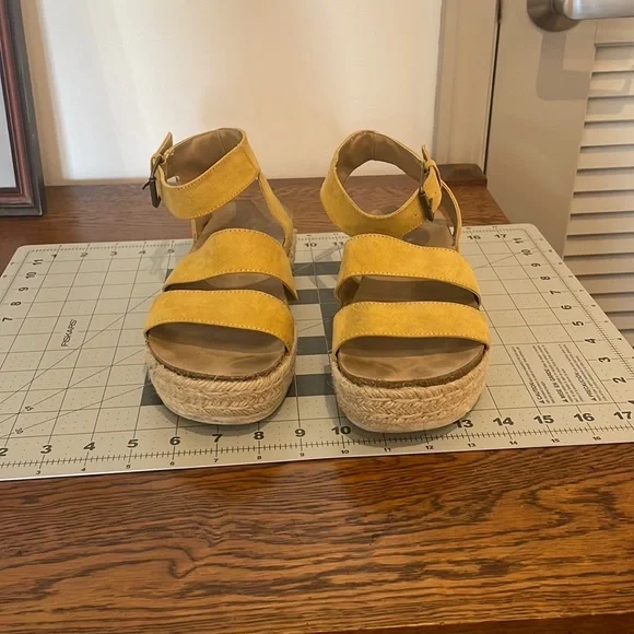 Universal Thread yellow platform sandals. - Picture 1 of 8